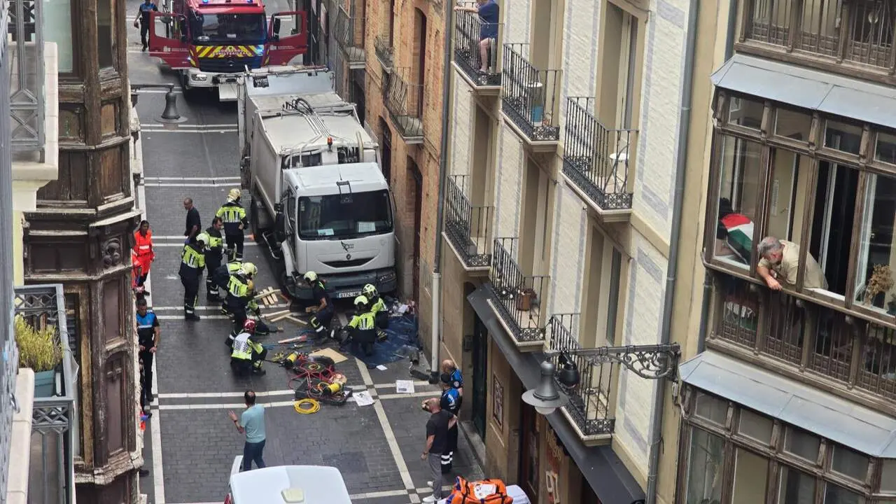 Una persona fallecida y varias heridas al perder el control un cami&oacute;n de la basura en la plaza Navarrer&iacute;a de Pamplona. EUROPA PRESS