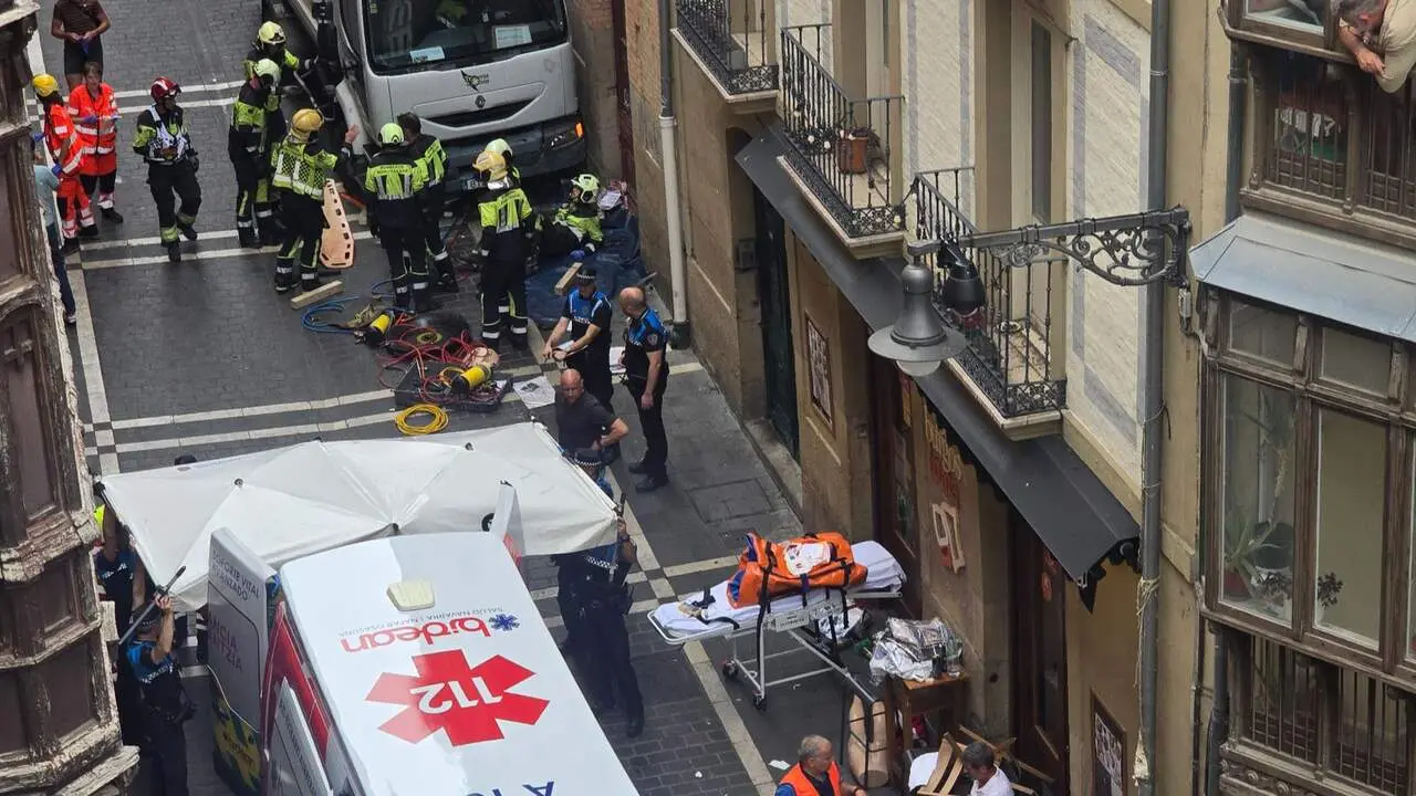 Una persona fallecida y varias heridas al perder el control un cami&oacute;n de la basura en la plaza Navarrer&iacute;a de Pamplona. EUROPA PRESS