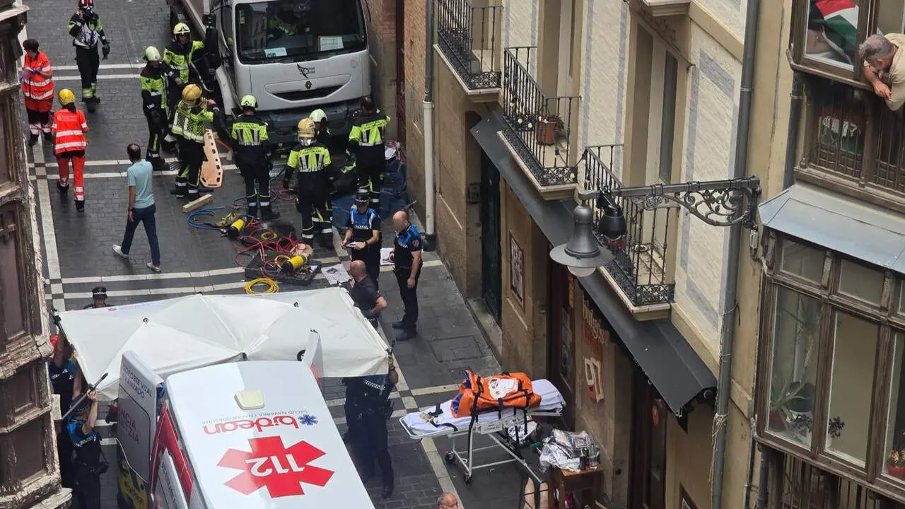 Una persona fallecida y varias heridas al perder el control un cami&oacute;n de la basura en la plaza Navarrer&iacute;a de Pamplona. EUROPA PRESS