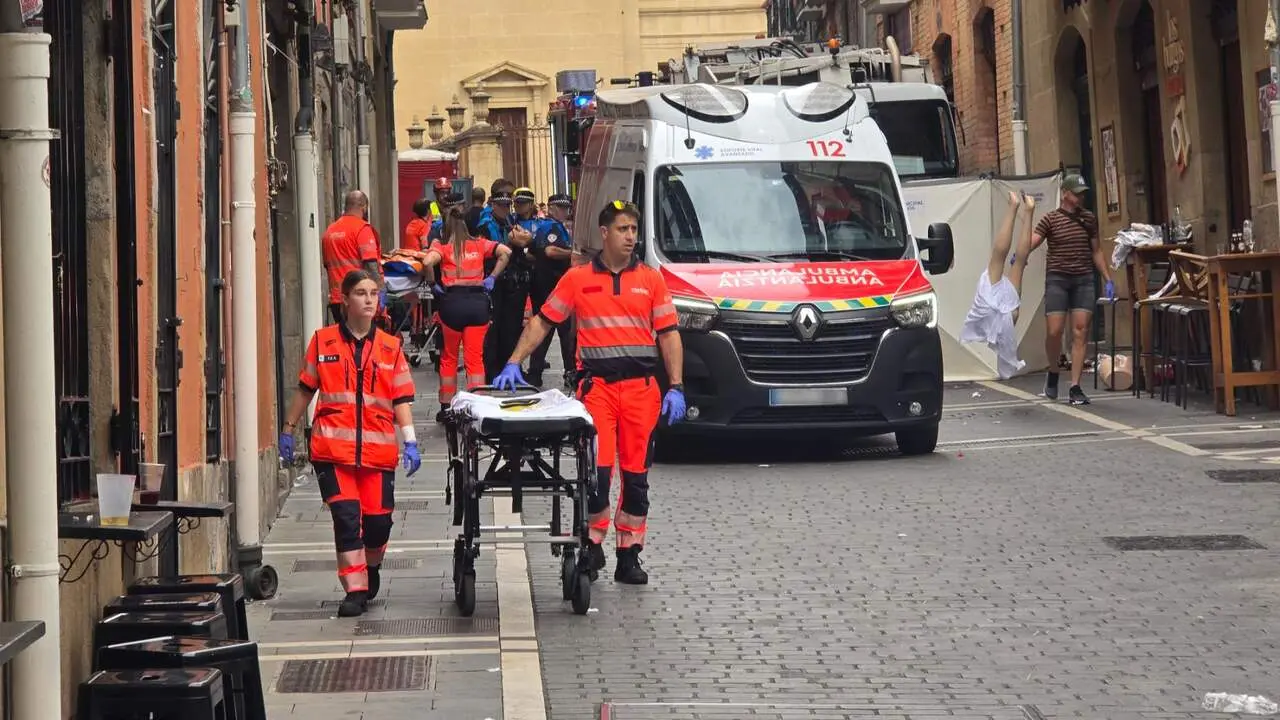 Una persona fallecida y varias heridas al perder el control un cami&oacute;n de la basura en la plaza Navarrer&iacute;a de Pamplona. EUROPA PRESS