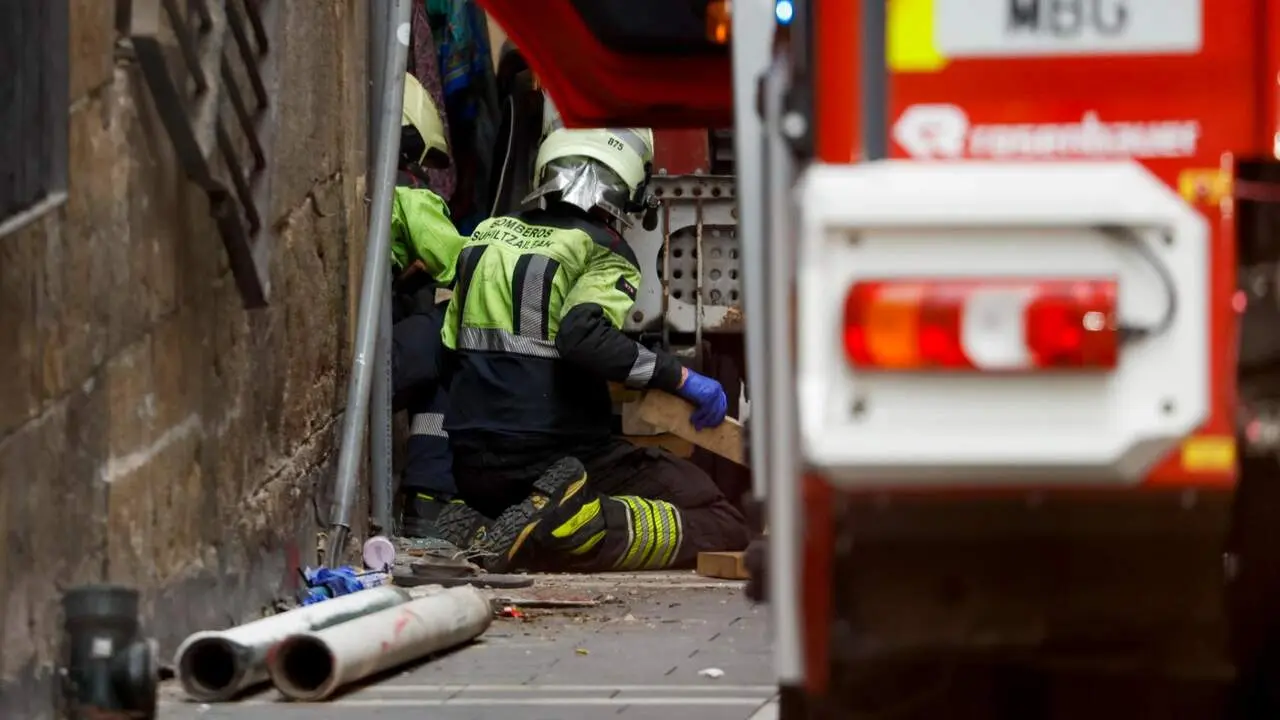 Una persona fallecida y varias heridas al perder el control un cami&oacute;n de la basura en la plaza Navarrer&iacute;a de Pamplona. EFE
