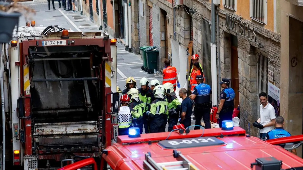 Una persona fallecida y varias heridas al perder el control un cami&oacute;n de la basura en la plaza Navarrer&iacute;a de Pamplona. EFE
