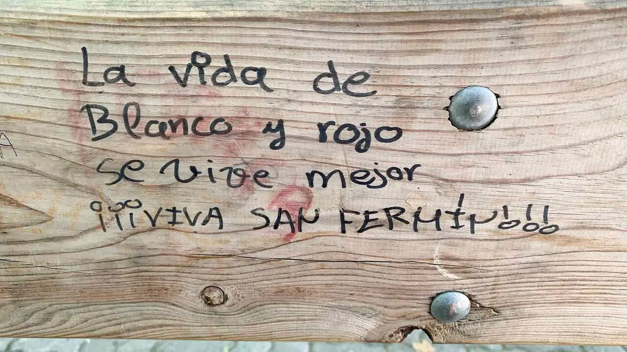 Uno de los mensajes escritos en el vallado del encierro de San Ferm&iacute;n. Navarra.com