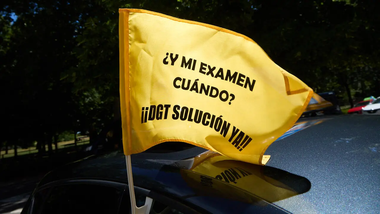 Concentraci&oacute;n de las  autoescuelas de Navarra para denunciar la situaci&oacute;n del sistema de ex&aacute;menes de conducci&oacute;n. I&Ntilde;IGO ALZUGARAY