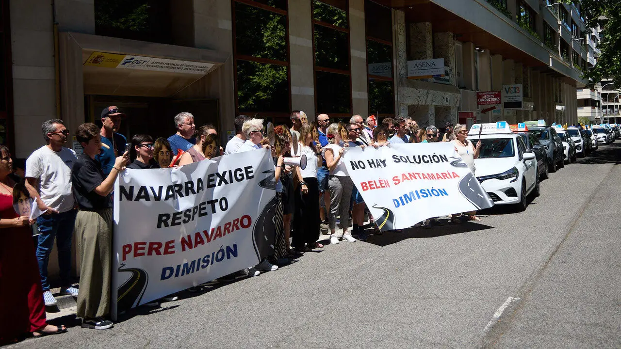 Concentraci&oacute;n de las  autoescuelas de Navarra para denunciar la situaci&oacute;n del sistema de ex&aacute;menes de conducci&oacute;n. I&Ntilde;IGO ALZUGARAY