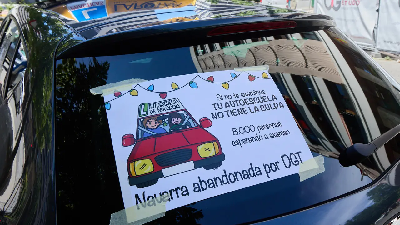Concentraci&oacute;n de las  autoescuelas de Navarra para denunciar la situaci&oacute;n del sistema de ex&aacute;menes de conducci&oacute;n. I&Ntilde;IGO ALZUGARAY