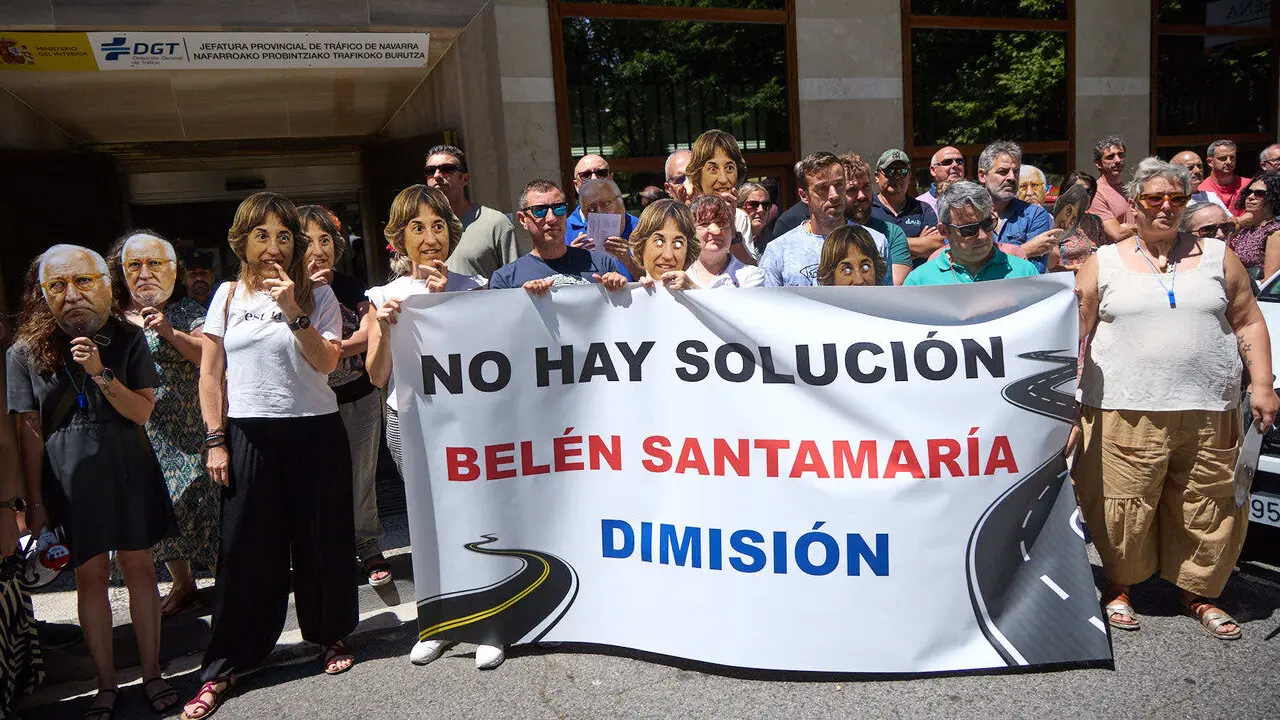 Concentraci&oacute;n de las  autoescuelas de Navarra para denunciar la situaci&oacute;n del sistema de ex&aacute;menes de conducci&oacute;n. I&Ntilde;IGO ALZUGARAY