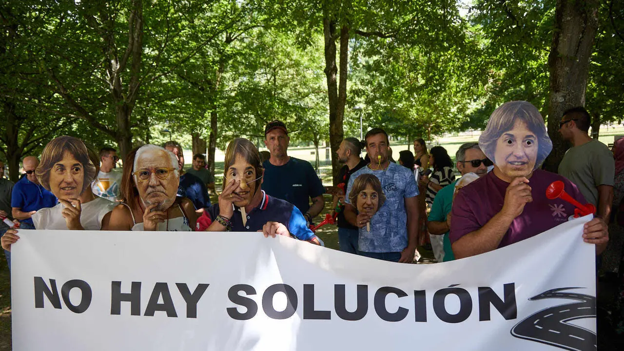 Concentraci&oacute;n de las  autoescuelas de Navarra para denunciar la situaci&oacute;n del sistema de ex&aacute;menes de conducci&oacute;n. I&Ntilde;IGO ALZUGARAY