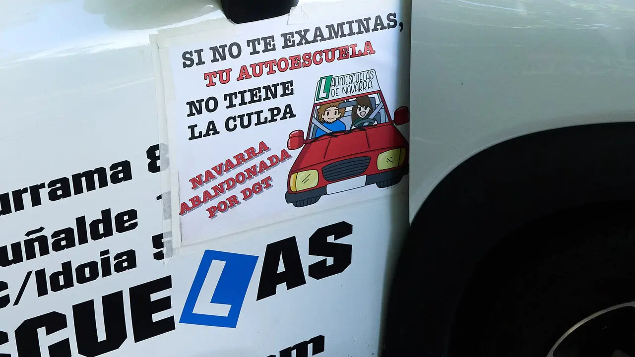 Concentraci&oacute;n de las  autoescuelas de Navarra para denunciar la situaci&oacute;n del sistema de ex&aacute;menes de conducci&oacute;n. I&Ntilde;IGO ALZUGARAY