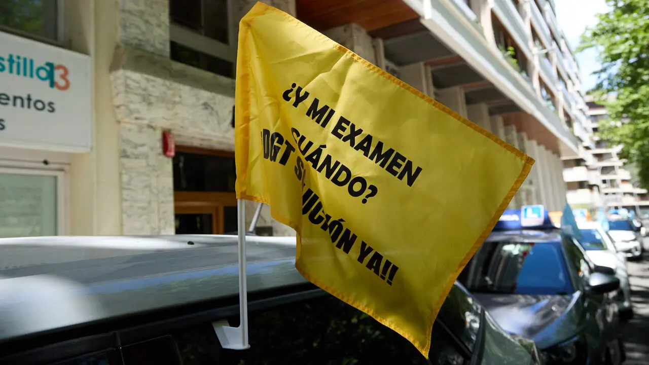 Concentraci&oacute;n de las  autoescuelas de Navarra para denunciar la situaci&oacute;n del sistema de ex&aacute;menes de conducci&oacute;n. I&Ntilde;IGO ALZUGARAY