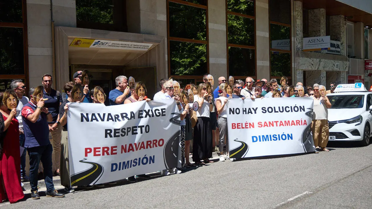 Concentraci&oacute;n de las  autoescuelas de Navarra para denunciar la situaci&oacute;n del sistema de ex&aacute;menes de conducci&oacute;n. I&Ntilde;IGO ALZUGARAY