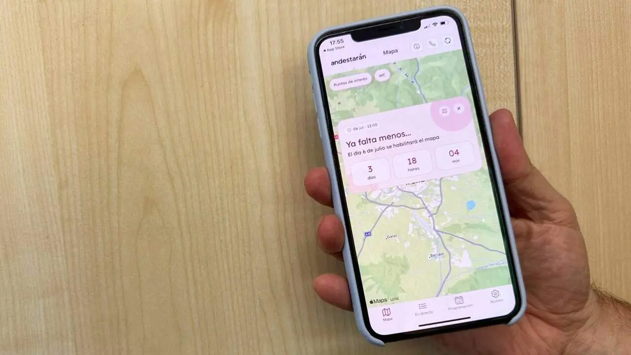 Un tel&eacute;fono movil muestra la aplicaci&oacute;n Andestar&aacute;n para no perderse en San Ferm&iacute;n. Navarra.com