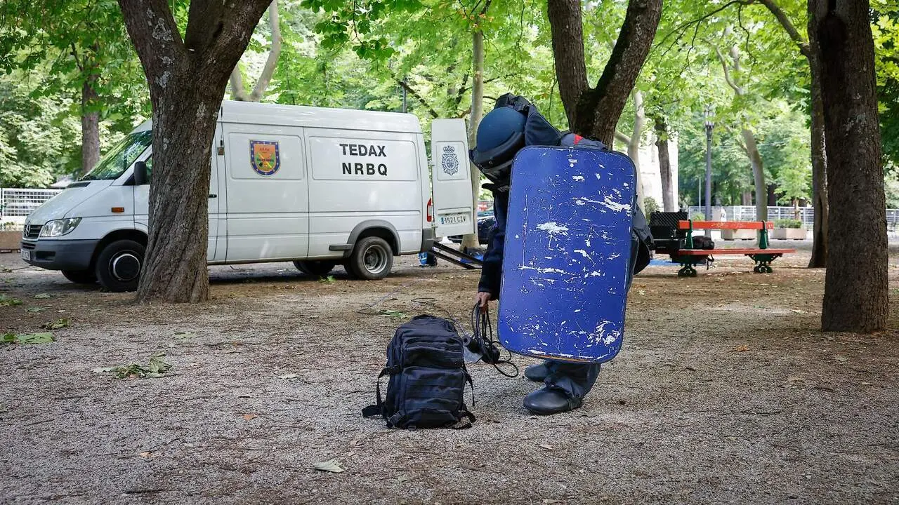 El equipo TEDAX de la Polic&iacute;a Nacional realiza un simulacro en Pamplona para prepararse para San Ferm&iacute;n. VILLAR L&Oacute;PEZ / EFE