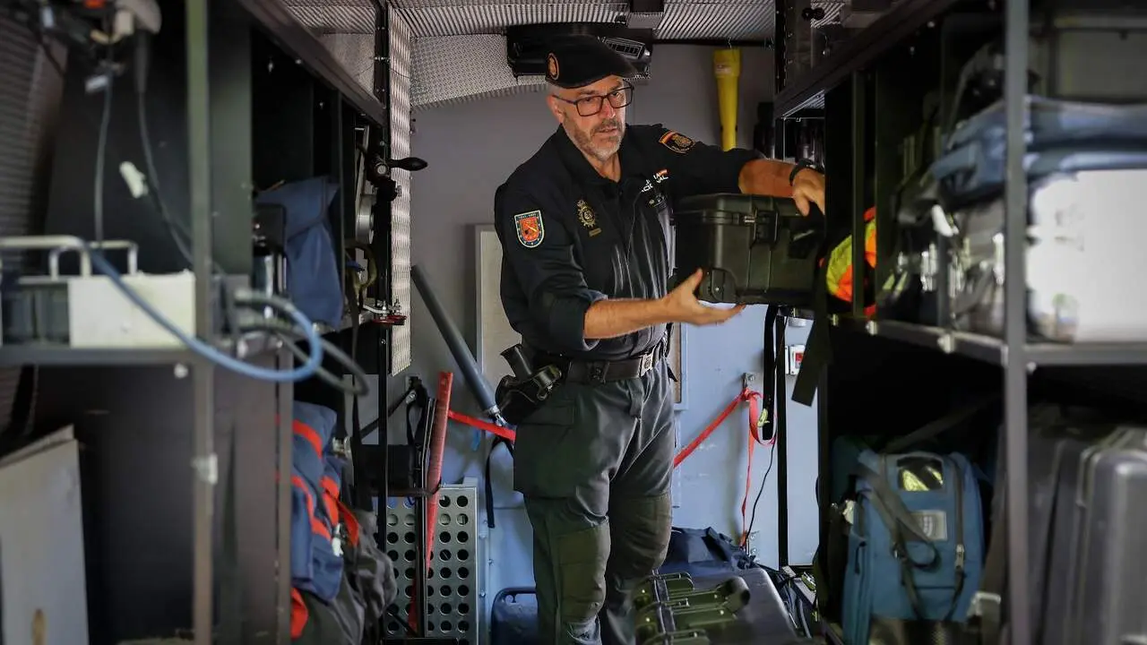 El equipo TEDAX de la Polic&iacute;a Nacional realiza un simulacro en Pamplona para prepararse para San Ferm&iacute;n. VILLAR L&Oacute;PEZ / EFE