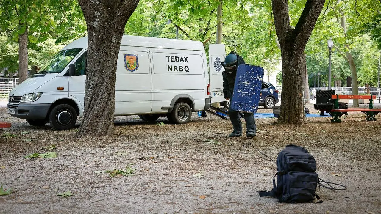 El equipo TEDAX de la Polic&iacute;a Nacional realiza un simulacro en Pamplona para prepararse para San Ferm&iacute;n. VILLAR L&Oacute;PEZ / EFE