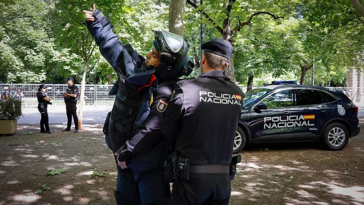 El equipo TEDAX de la Polic&iacute;a Nacional realiza un simulacro en Pamplona para prepararse para San Ferm&iacute;n. VILLAR L&Oacute;PEZ / EFE