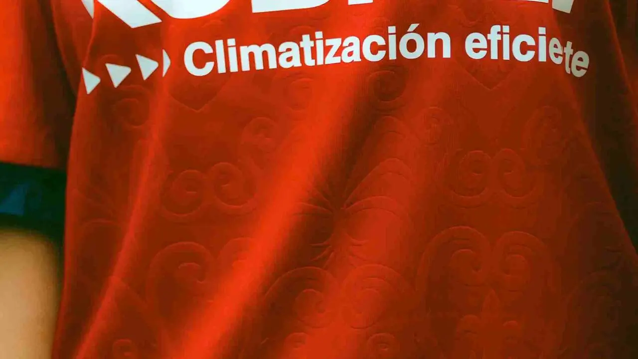 Detalles de la nueva camiseta de Osasuna para temporada 26/27. OSASUNA
