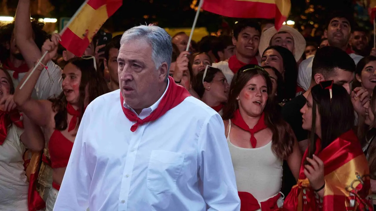 Fotomontaje de Joseba Asiron sobre una foto de aficionadas de las Selecci&oacute;n Espa&ntilde;ola de f&uacute;tbol viendo un partido en una pantalla en San Ferm&iacute;n.