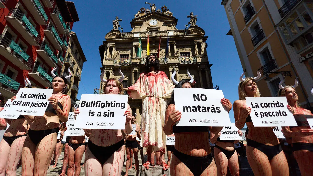 Concentraci&oacute;n de AnimaNaturalis y PETA para exigir el fin de las corridas de toros en v&iacute;speras de las fiestas de San Ferm&iacute;n 2026. I&Ntilde;IGO ALZUGARAY