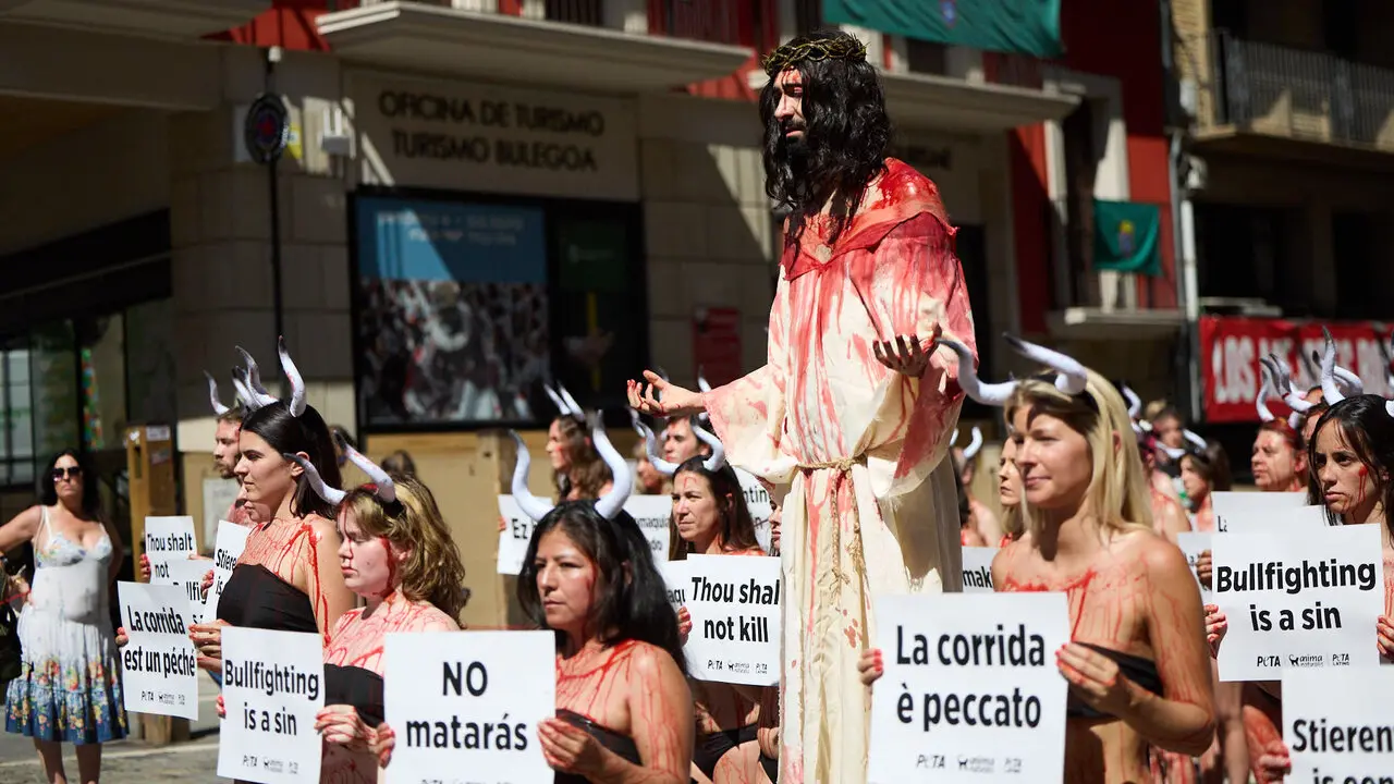 Concentraci&oacute;n de AnimaNaturalis y PETA para exigir el fin de las corridas de toros en v&iacute;speras de las fiestas de San Ferm&iacute;n 2026. I&Ntilde;IGO ALZUGARAY