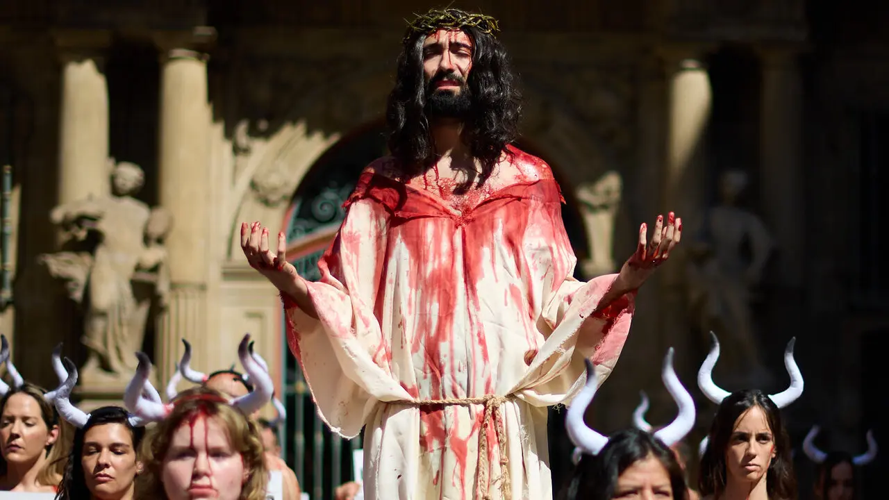 Concentraci&oacute;n de AnimaNaturalis y PETA para exigir el fin de las corridas de toros en v&iacute;speras de las fiestas de San Ferm&iacute;n 2026. I&Ntilde;IGO ALZUGARAY