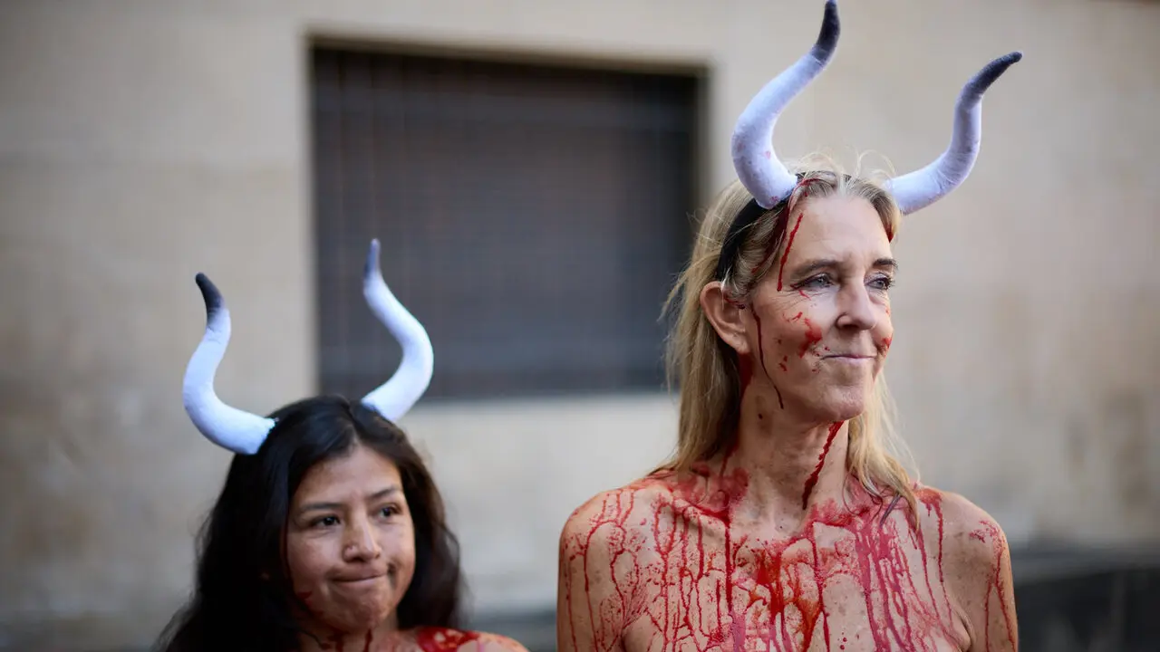Concentraci&oacute;n de AnimaNaturalis y PETA para exigir el fin de las corridas de toros en v&iacute;speras de las fiestas de San Ferm&iacute;n 2026. I&Ntilde;IGO ALZUGARAY