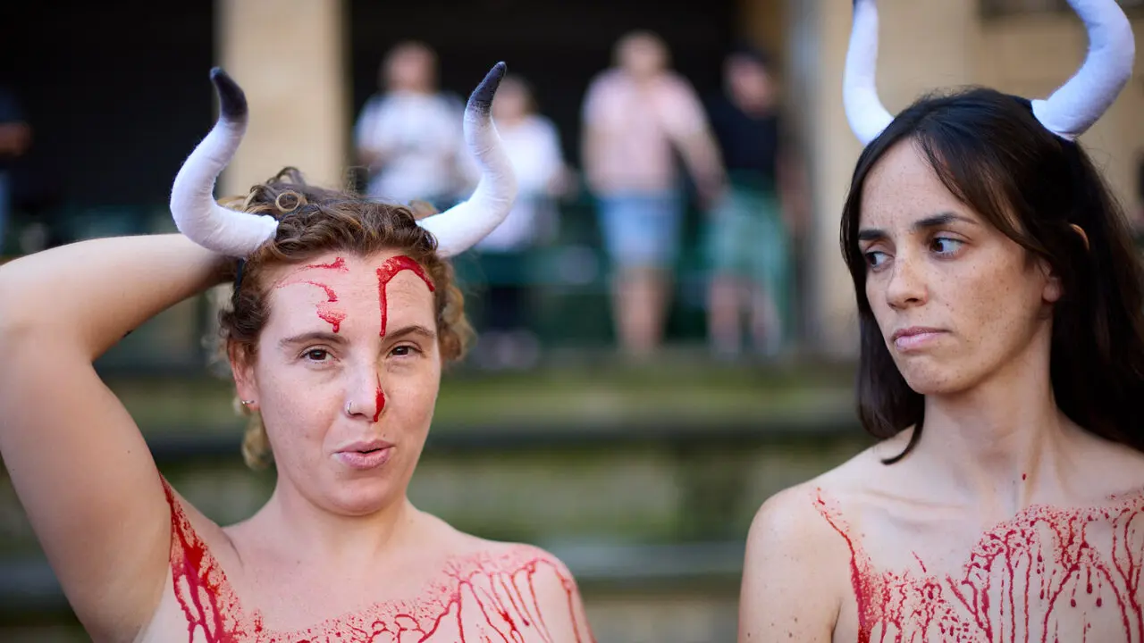 Concentraci&oacute;n de AnimaNaturalis y PETA para exigir el fin de las corridas de toros en v&iacute;speras de las fiestas de San Ferm&iacute;n 2026. I&Ntilde;IGO ALZUGARAY