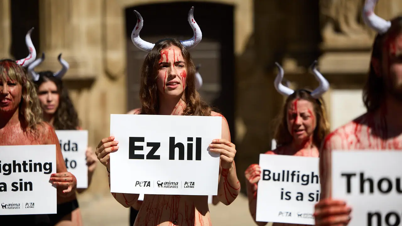 Concentraci&oacute;n de AnimaNaturalis y PETA para exigir el fin de las corridas de toros en v&iacute;speras de las fiestas de San Ferm&iacute;n 2026. I&Ntilde;IGO ALZUGARAY