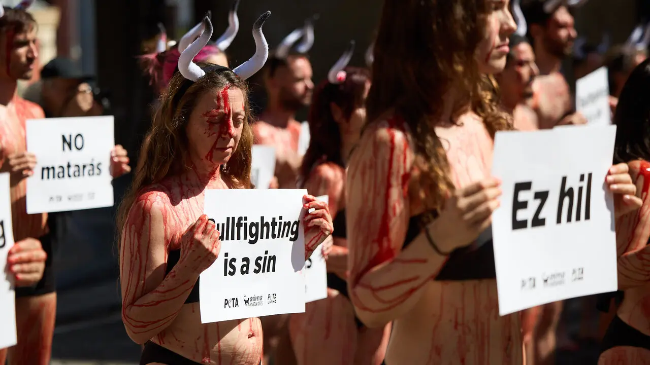Concentraci&oacute;n de AnimaNaturalis y PETA para exigir el fin de las corridas de toros en v&iacute;speras de las fiestas de San Ferm&iacute;n 2026. I&Ntilde;IGO ALZUGARAY
