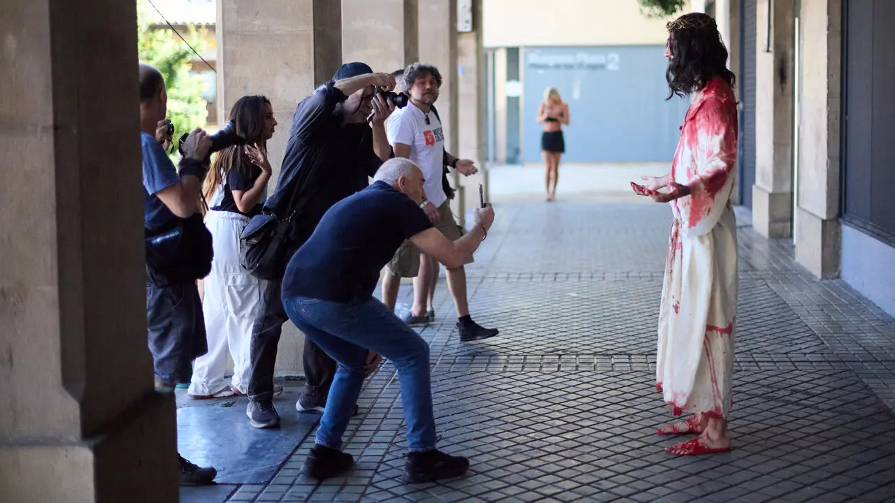Concentraci&oacute;n de AnimaNaturalis y PETA para exigir el fin de las corridas de toros en v&iacute;speras de las fiestas de San Ferm&iacute;n 2026. I&Ntilde;IGO ALZUGARAY