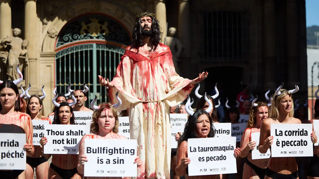 Concentraci&oacute;n de AnimaNaturalis y PETA para exigir el fin de las corridas de toros en v&iacute;speras de las fiestas de San Ferm&iacute;n 2026. I&Ntilde;IGO ALZUGARAY