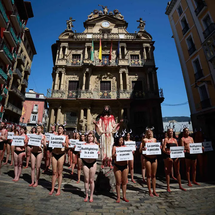 Concentraci&oacute;n de AnimaNaturalis y PETA para exigir el fin de las corridas de toros en v&iacute;speras de las fiestas de San Ferm&iacute;n 2026. I&Ntilde;IGO ALZUGARAY