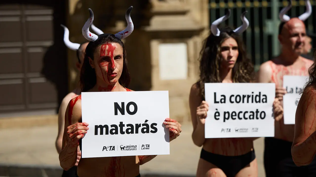 Concentraci&oacute;n de AnimaNaturalis y PETA para exigir el fin de las corridas de toros en v&iacute;speras de las fiestas de San Ferm&iacute;n 2026. I&Ntilde;IGO ALZUGARAY