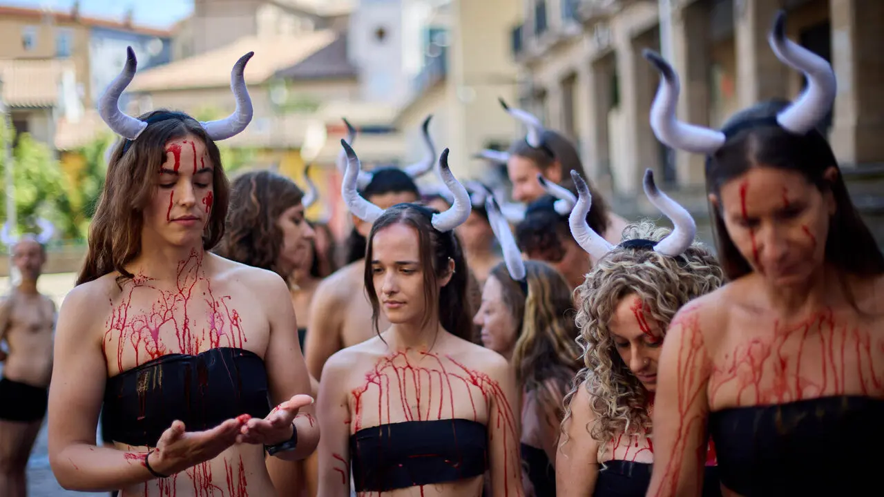 Concentraci&oacute;n de AnimaNaturalis y PETA para exigir el fin de las corridas de toros en v&iacute;speras de las fiestas de San Ferm&iacute;n 2026. I&Ntilde;IGO ALZUGARAY