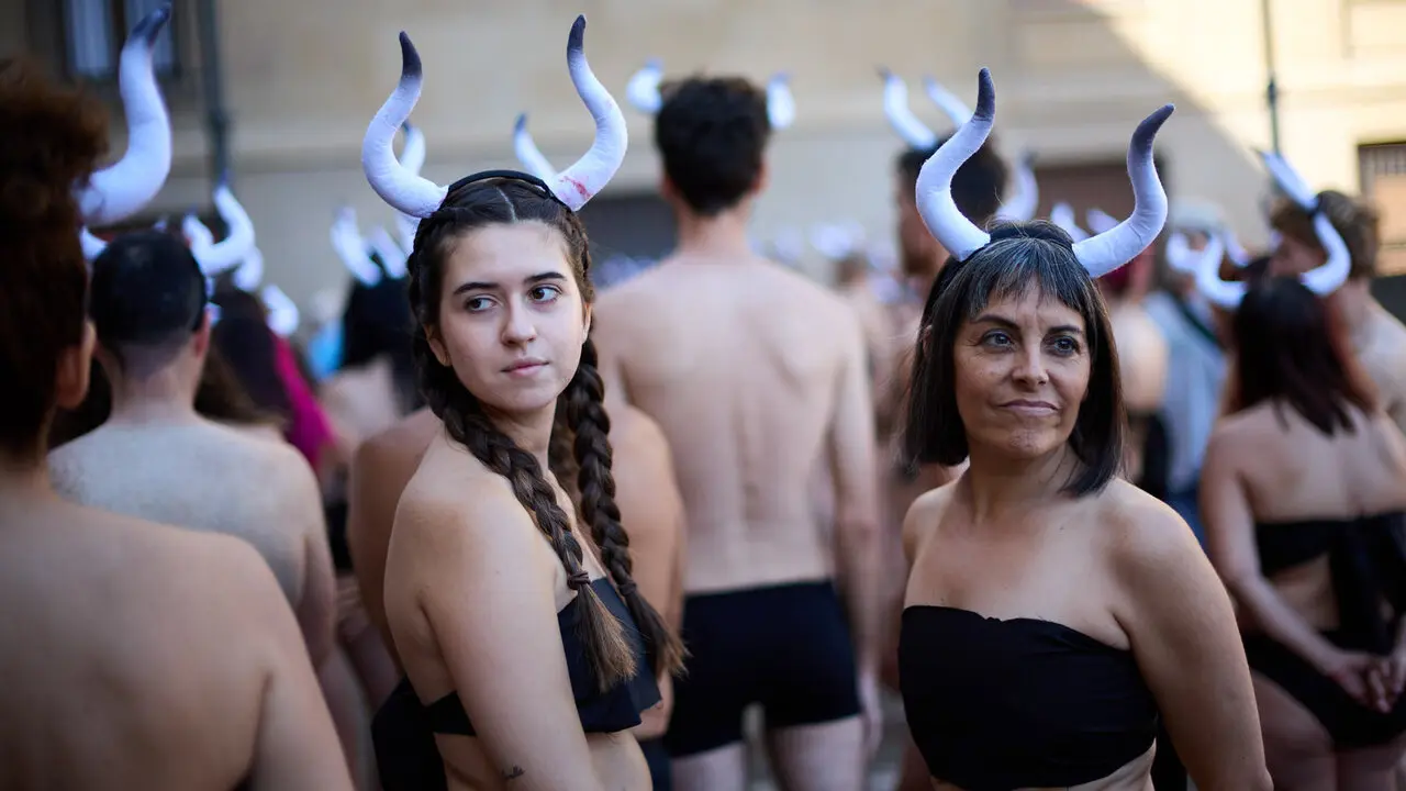Concentraci&oacute;n de AnimaNaturalis y PETA para exigir el fin de las corridas de toros en v&iacute;speras de las fiestas de San Ferm&iacute;n 2026. I&Ntilde;IGO ALZUGARAY