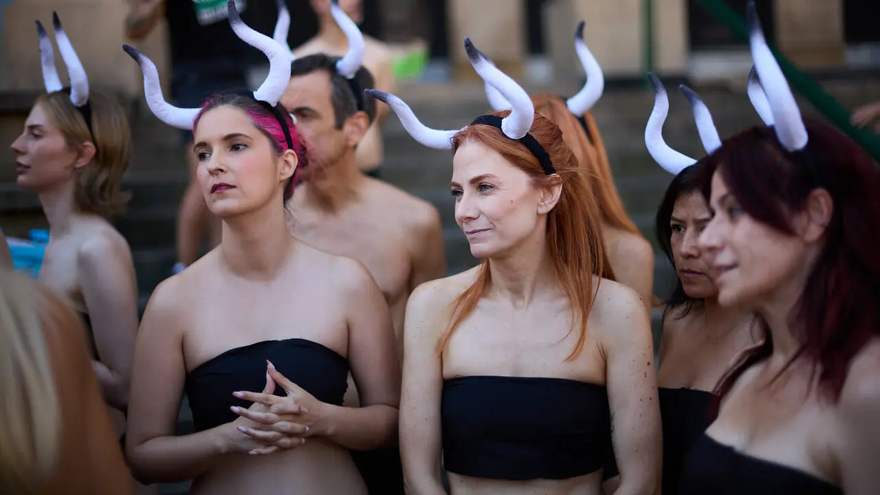 Concentraci&oacute;n de AnimaNaturalis y PETA para exigir el fin de las corridas de toros en v&iacute;speras de las fiestas de San Ferm&iacute;n 2026. I&Ntilde;IGO ALZUGARAY