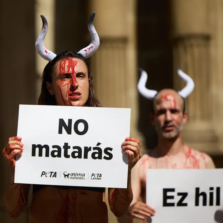 Concentraci&oacute;n de AnimaNaturalis y PETA para exigir el fin de las corridas de toros en v&iacute;speras de las fiestas de San Ferm&iacute;n 2026. I&Ntilde;IGO ALZUGARAY