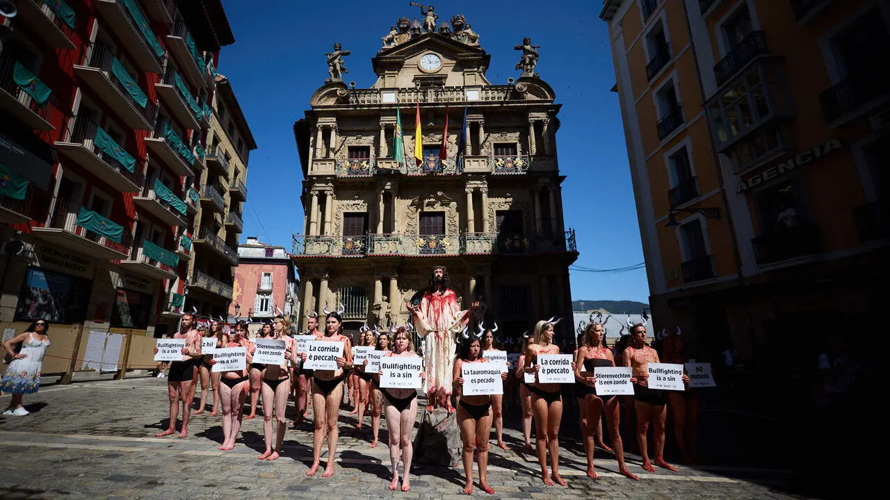Concentraci&oacute;n de AnimaNaturalis y PETA para exigir el fin de las corridas de toros en v&iacute;speras de las fiestas de San Ferm&iacute;n 2026. I&Ntilde;IGO ALZUGARAY