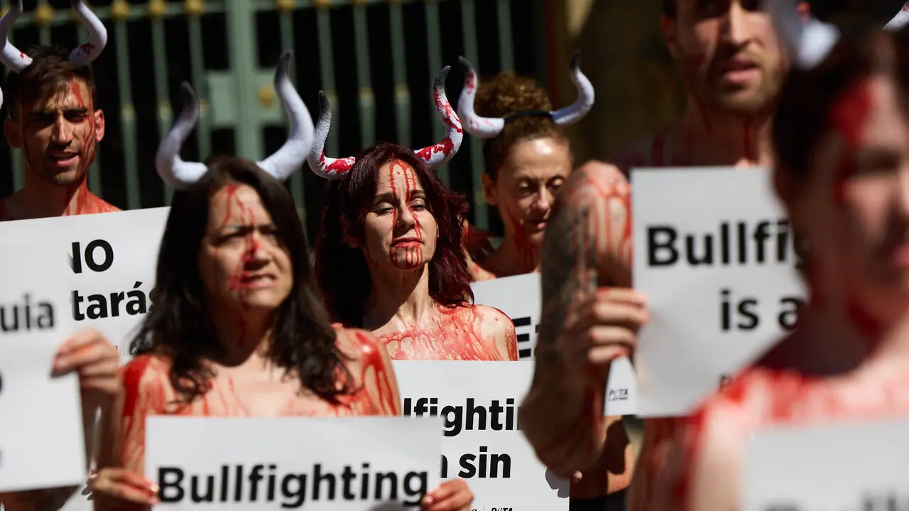 Concentraci&oacute;n de AnimaNaturalis y PETA para exigir el fin de las corridas de toros en v&iacute;speras de las fiestas de San Ferm&iacute;n 2026. I&Ntilde;IGO ALZUGARAY