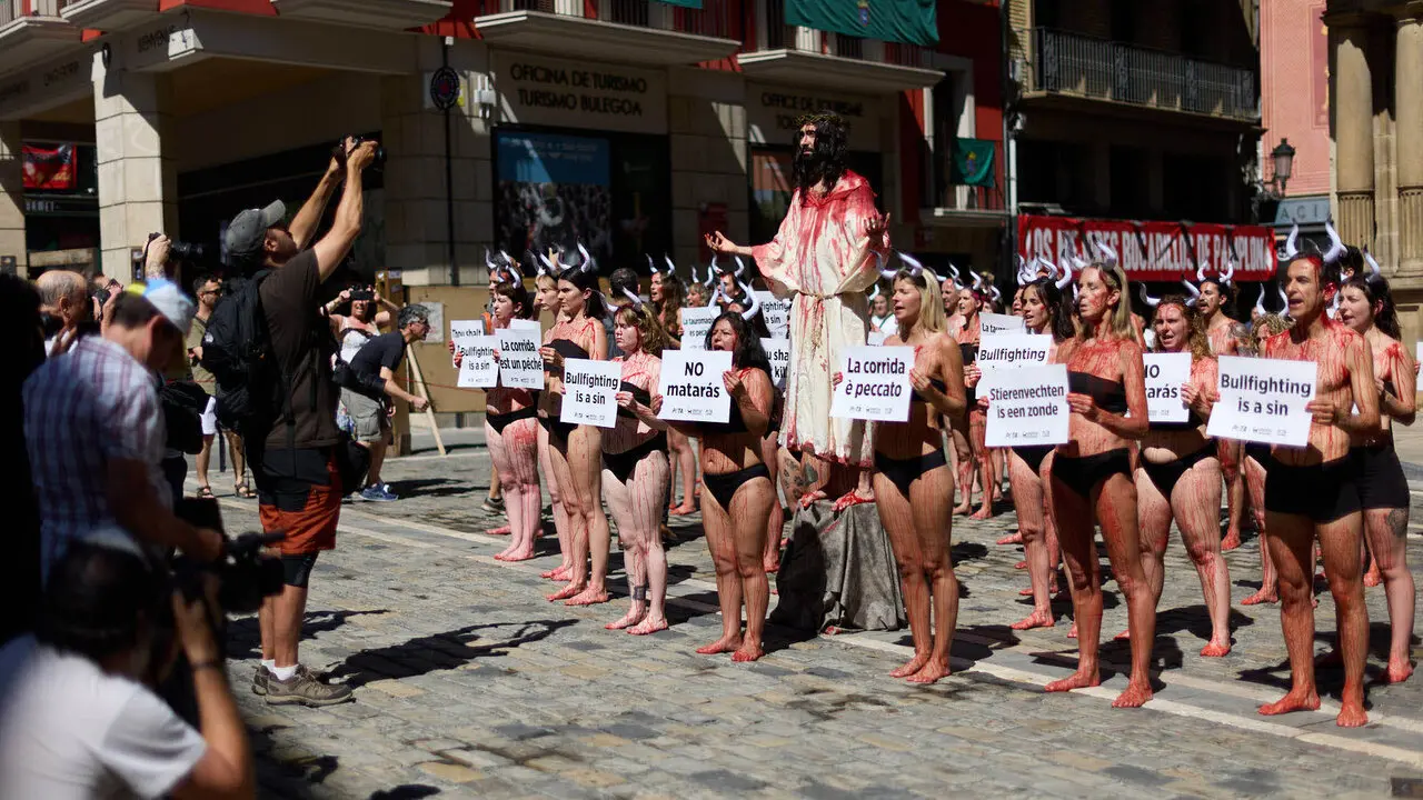 Concentraci&oacute;n de AnimaNaturalis y PETA para exigir el fin de las corridas de toros en v&iacute;speras de las fiestas de San Ferm&iacute;n 2026. I&Ntilde;IGO ALZUGARAY