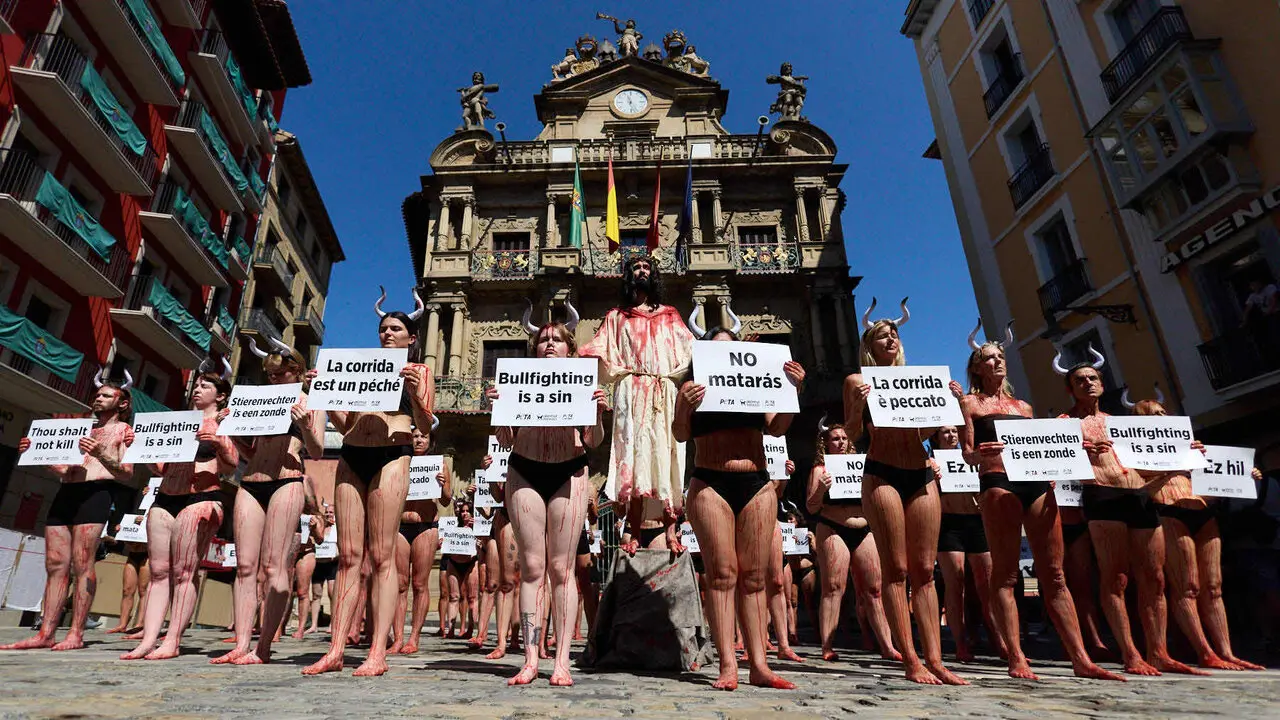 Concentraci&oacute;n de AnimaNaturalis y PETA para exigir el fin de las corridas de toros en v&iacute;speras de las fiestas de San Ferm&iacute;n 2026. I&Ntilde;IGO ALZUGARAY