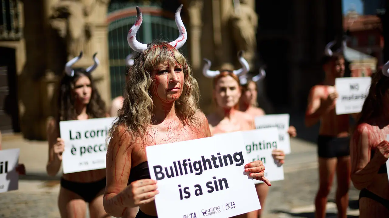 Concentraci&oacute;n de AnimaNaturalis y PETA para exigir el fin de las corridas de toros en v&iacute;speras de las fiestas de San Ferm&iacute;n 2026. I&Ntilde;IGO ALZUGARAY