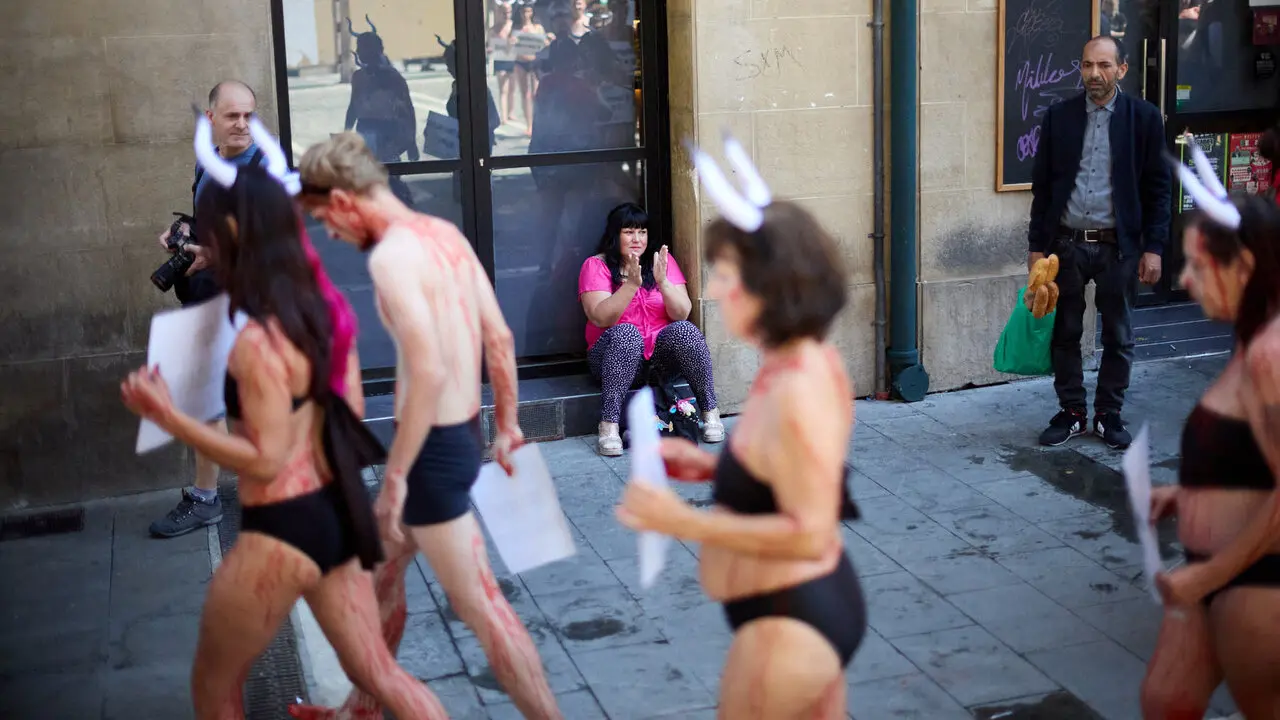 Concentraci&oacute;n de AnimaNaturalis y PETA para exigir el fin de las corridas de toros en v&iacute;speras de las fiestas de San Ferm&iacute;n 2026. I&Ntilde;IGO ALZUGARAY