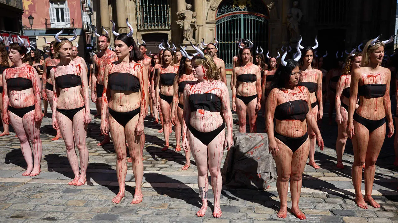 Concentraci&oacute;n de AnimaNaturalis y PETA para exigir el fin de las corridas de toros en v&iacute;speras de las fiestas de San Ferm&iacute;n 2026. I&Ntilde;IGO ALZUGARAY