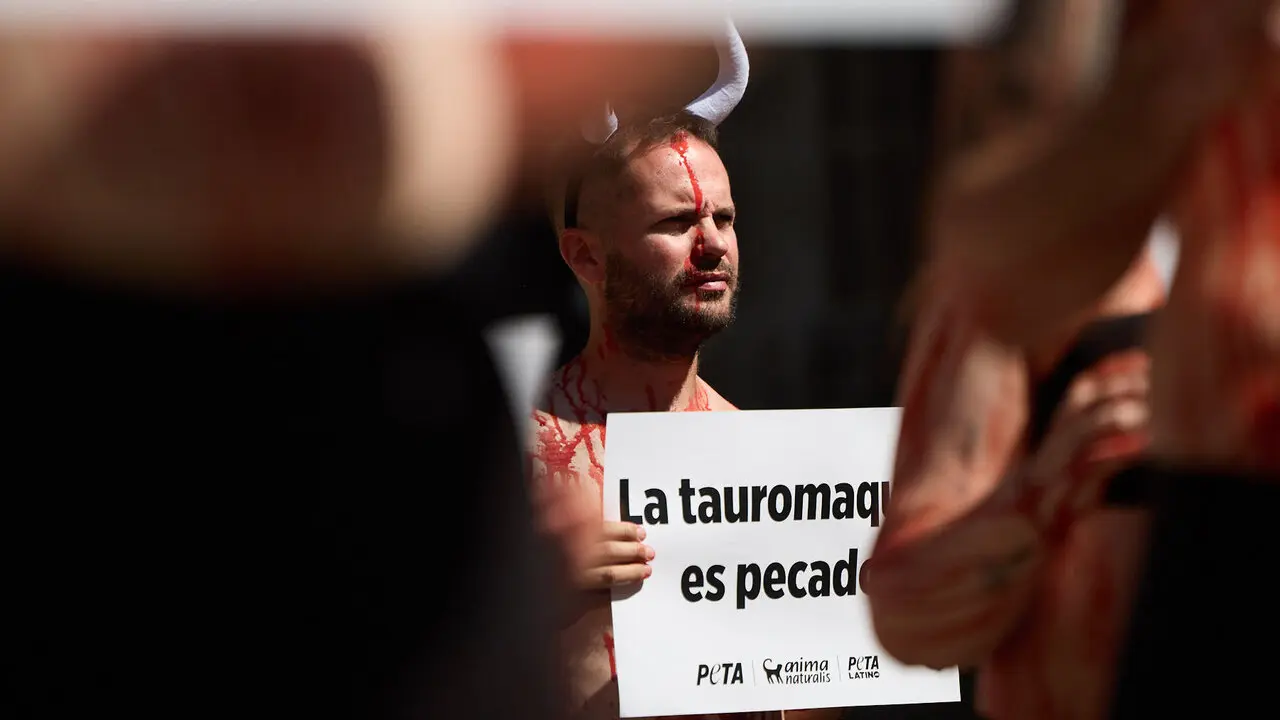 Concentraci&oacute;n de AnimaNaturalis y PETA para exigir el fin de las corridas de toros en v&iacute;speras de las fiestas de San Ferm&iacute;n 2026. I&Ntilde;IGO ALZUGARAY