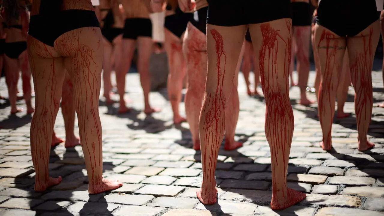 Concentraci&oacute;n de AnimaNaturalis y PETA para exigir el fin de las corridas de toros en v&iacute;speras de las fiestas de San Ferm&iacute;n 2026. I&Ntilde;IGO ALZUGARAY