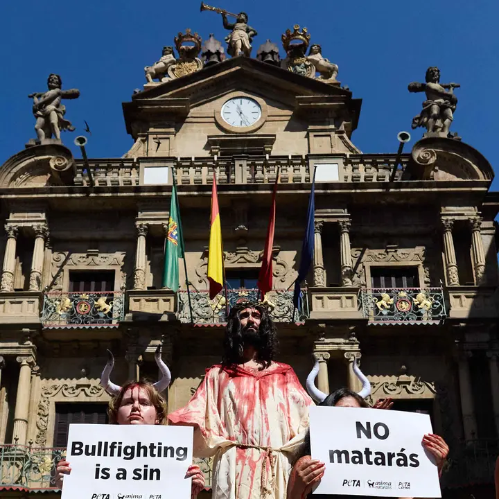 Concentraci&oacute;n de AnimaNaturalis y PETA para exigir el fin de las corridas de toros en v&iacute;speras de las fiestas de San Ferm&iacute;n 2026. I&Ntilde;IGO ALZUGARAY