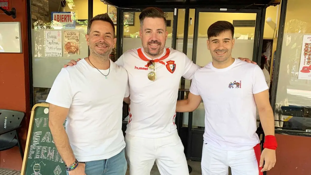 Sergio Mendieta con sus amigos Miguel Duque y Jos&eacute; Iglesias en San Ferm&iacute;n. Navarra.com