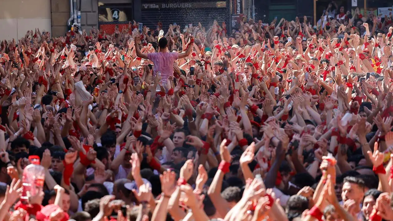 Celebraci&oacute;n del chupinazo en la plaza del Ayuntamiento de Pamplona, el 6 de julio de 2026. EFE