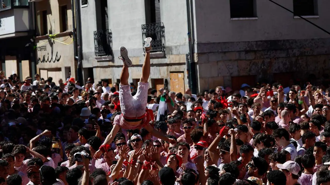 Celebraci&oacute;n del chupinazo en la plaza del Ayuntamiento de Pamplona, el 6 de julio de 2026. EFE